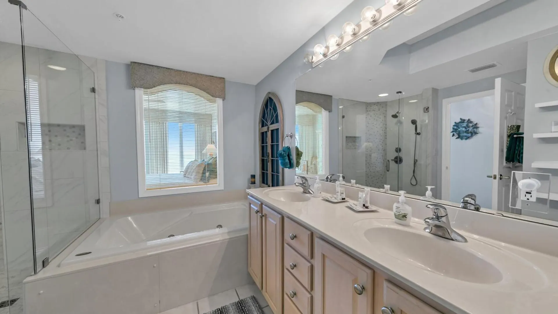 Silver Beach Towers 1003E Gulf Front Sleeps 8 Destin Holiday home