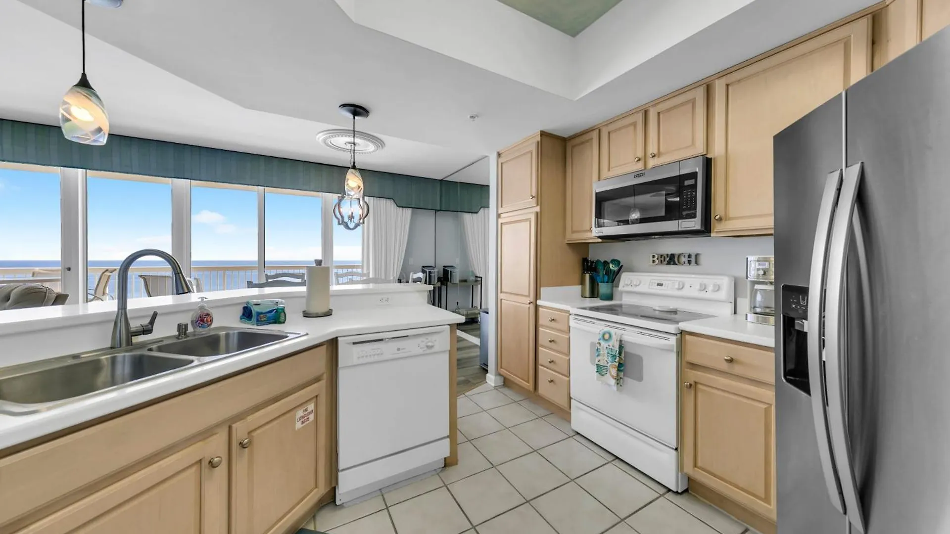 Silver Beach Towers 1003E Gulf Front Sleeps 8 Destin Holiday home